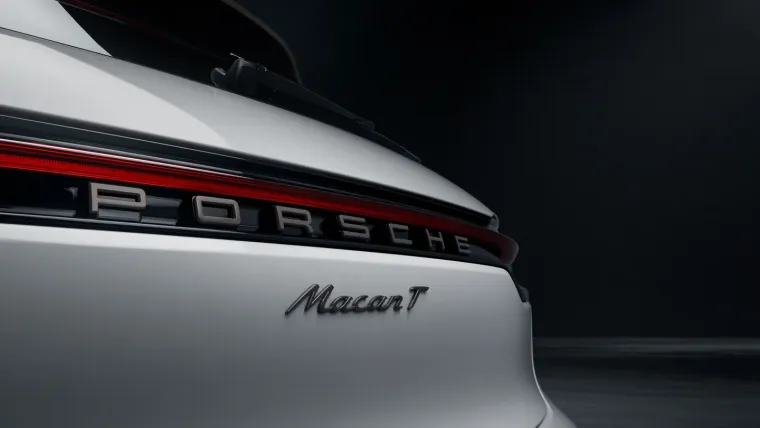 Macan T k tome će profitirati i od svih novosti generacije modela dorađene na ljeto 2021. godine. Tu spadaju nova sredi&scaron;nja konzola visokokvalitetnog staklenog izgleda i s povr&scaron;inom osjetljivom na dodir te serijski potpuno umreženi sustav Porsche Communication Management (PCM) s 10,9 inča velikim zaslonom na dodir i online navigacija.