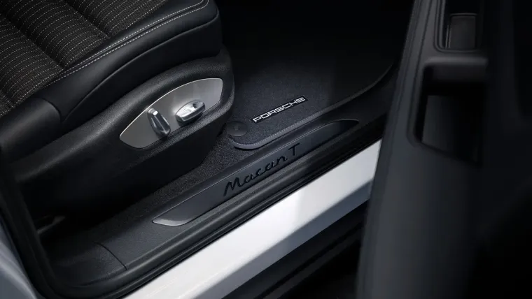 Porsche model Macan T nudi od 69.462 eura uključujući PDV i opremu specifičnu za pojedinu zemlju. Novi model odmah je dostupan za narudžbu. Isporuke u Njemačkoj kreću u travnju 2022. godine. 