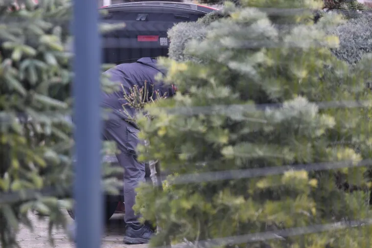Istražitelji traže dokaze koji ministra Horvata dovode u vezu s 2,6 milijuna kuna nezakonito isplaćenih poticaja. Sumnja se da je pošao išao preko njegove tajnice Ane Mandac, a uz nagovor Josipe Rimac, koja je već ranijom istragom osumnjičena za pogodovanje pri dodjeli sredstava i zapošljavanju. 