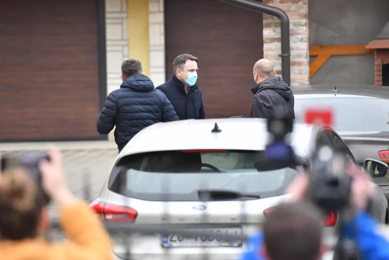 U srijedu bi se trebalo odlučivati o oporbenom zahtjevu za smjenom ministra Horvata. Nakon što su zatražili i smjenu ministra gospodarstva, ujedno i Horvatovog nasljednika u tom resoru, Tomislava Ćorića, premijer Andrej Plenković im je poručio da neće smijeniti nijednog ministra, pa makar se i na trepavice postavili. U ovim trenucima, kako se doznaje, traje hitan sastanak u Vladi, na kojem se nalazi i još jedan od osumnjičenika, ministar rada Josip Aladrović. Uz njega, policija navodno još tereti i potpredsjednika Vlade Borisa Miloševića te bivšeg ministra poljoprivrede Tomislava Tolušića. 