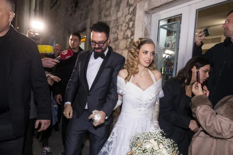 Hana i Petar dobili su bebu, a ovako je izgledao njihov drugi najsretniji dan u životu: Poznati kumovi sve su držali pod kontrolom