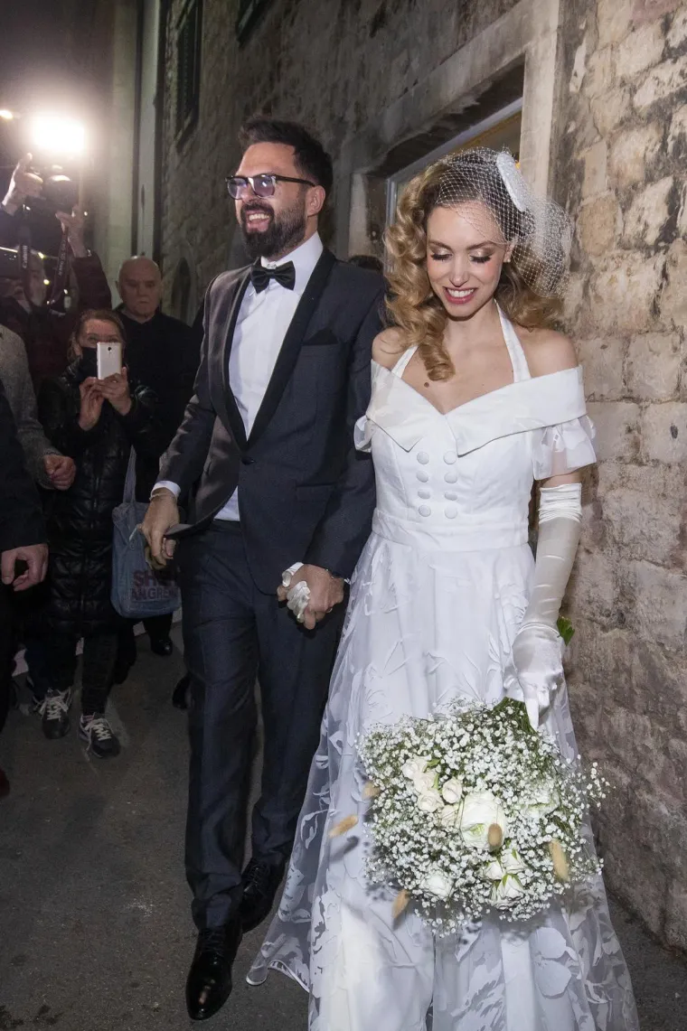 Hana i Petar dobili su bebu, a ovako je izgledao njihov drugi najsretniji dan u životu: Poznati kumovi sve su držali pod kontrolom