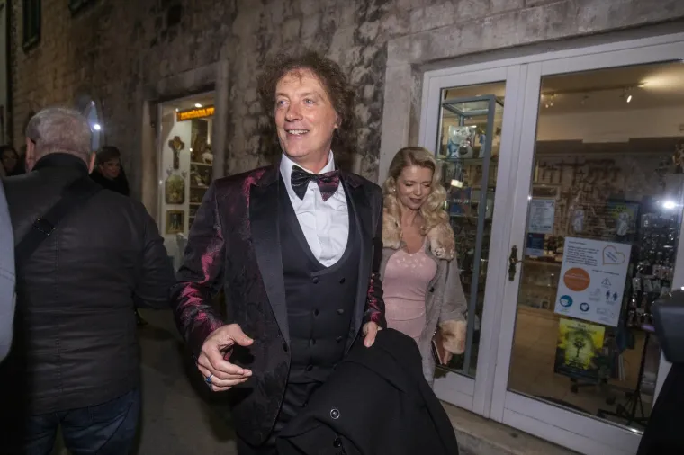 Hana i Petar dobili su bebu, a ovako je izgledao njihov drugi najsretniji dan u životu: Poznati kumovi sve su držali pod kontrolom