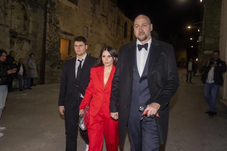 Hana i Petar dobili su bebu, a ovako je izgledao njihov drugi najsretniji dan u životu: Poznati kumovi sve su držali pod kontrolom