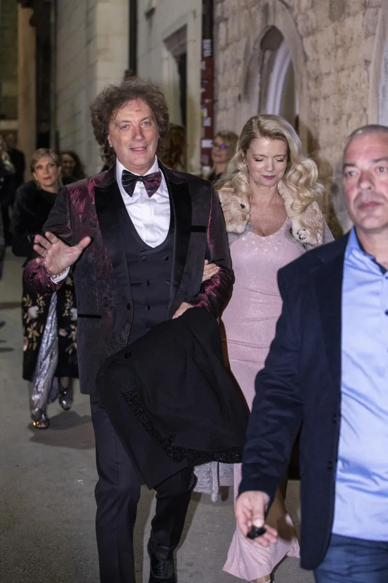 Hana i Petar dobili su bebu, a ovako je izgledao njihov drugi najsretniji dan u životu: Poznati kumovi sve su držali pod kontrolom