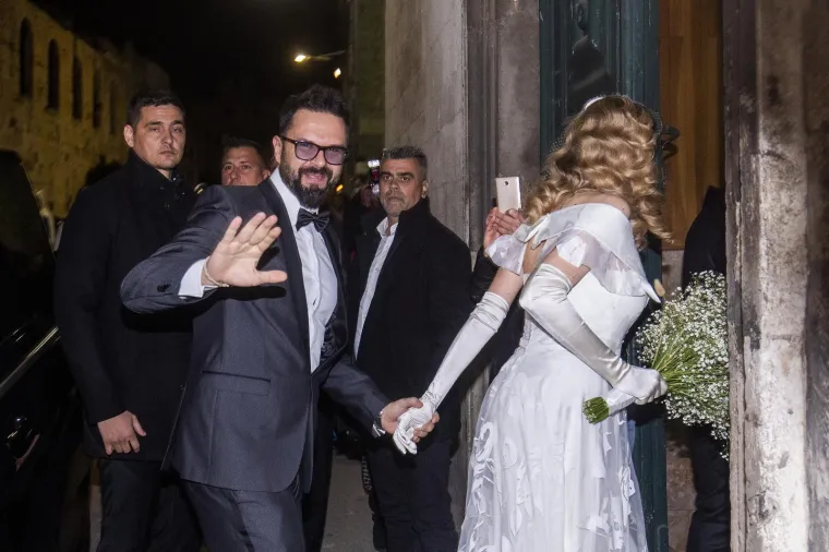 Satenske rukavice jedan su od glavnih simbola holivudskog glamuroznog stila koji Hani odlično pristaje.