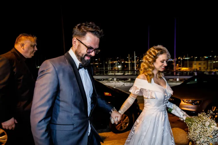 Kosu je raspustila, a glamurozni valovi su se odlično uklopili u holivudski vintage look.