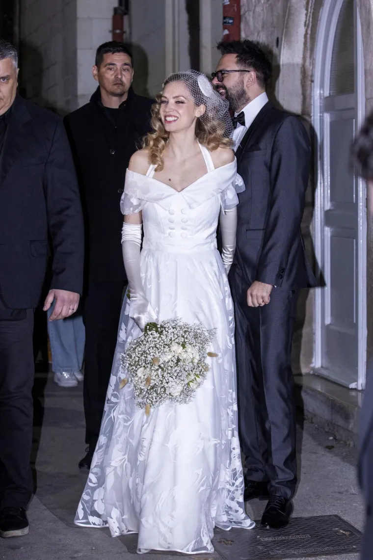 Srcoliki klasični izrez, modni dodatak na kosi, satenske rukavice i glamurozni holivudski valovi učinili su Hanu holivudskom divom.