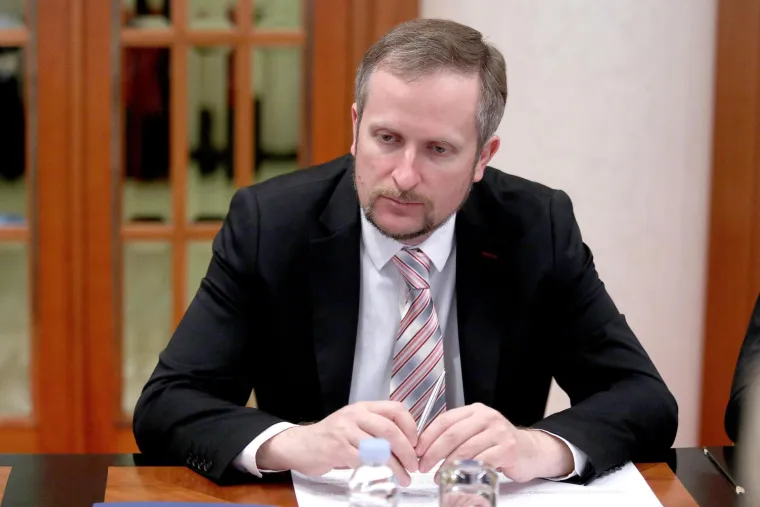 Zbog istog je razloga smijenjen i Mostov ministar pravosuđa Ante Šprlje. Njega je zamijenio Dražen Bošnjaković, koji će i sam nekoliko godina kasnije postati &quot;bivši&quot;. 