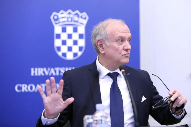 Antu Šprlju je na mjestu ministra pravosuđa zamijenio HDZ-ov Dražen Bošnjaković. Na tom se mjestu zadržao do parlamentarnih izbora 2020. Iako je tijekom mandata bio uglavnom nevidljiv, uspio je nanizati dvije afere tijekom posljednje godine na dužnosti. Najprije je u imovinskoj kartici zatajio 300 kvadrata okućnice ilegalno izgrađene kuće u Biogradu, a potom je i snimljen u jednom zagrebačkom restoranu s prvooptuženim u aferi Fimi Media, nekadašnjim tajnikom HDZ-a, Ratkom Mačekom. Bošnjakovića je Plenković odstranio iz Vlade ulaskom u drugi mandat te objedinjavanjem ministarstava pravosuđa i uprave na njegovo mjesto postavio Ivana Malenicu.  Trenutno je saborski zastupnik i član središnjeg odbora HDZ-a.