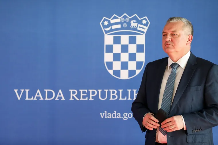 Darko Horvat je preuzeo Ministarstvo gospodarstva, poduzetništva i obrta od Martine Dalić, da bi u novom sazivu Vlade došao umjesto Štromara u Ministarstvo graditeljstva, prostornog uređenja i državne imovine. Saborska oporba je dvaput tražila njegovu smjenu. O posljednjem zahtjevu, zbog još uvijek nezapočete obnove potresom stradalih područja trebalo se raspravljati u srijedu. No, policija ga je uhitila u subotu zbog namještanja državnih potpora pojedinim tvrtkama za vrijeme njegova boravka u Ministarstvu gospodarstva. Završio je u jednomjesečnom istražnom zatvoru. Premijer Plenković ga je razriješio na osobni zahtjev, a tek treba vidjeti što će odlučiti tijela HDZ-a u kojima je član. 