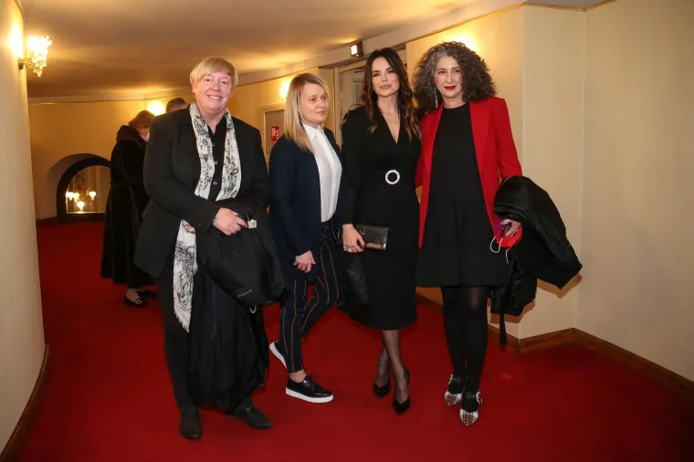 Sevka nije bila ni na Haninoj i Gra&scaron;inoj svadbi, a ni na Dori: Nabacila je dekolte i oti&scaron;la u kazali&scaron;te...