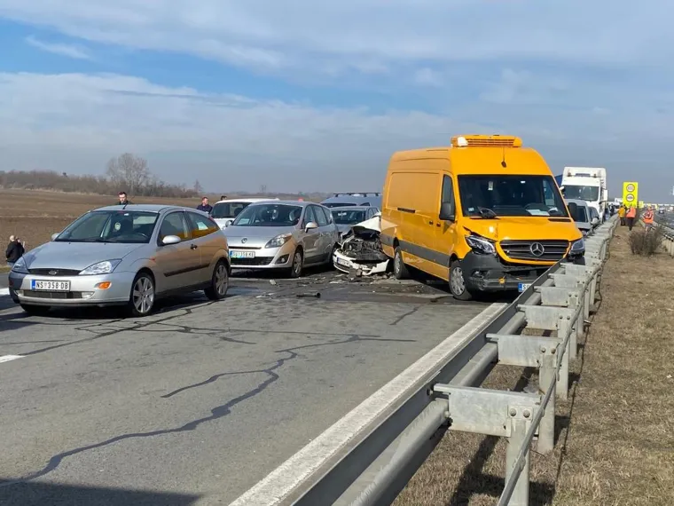 Stra&scaron;na nesreća u Srbiji, sudarilo se 30 do 50 vozila! Smrskani automobili su posvuda, ima mrtvih i ozlijeđenih