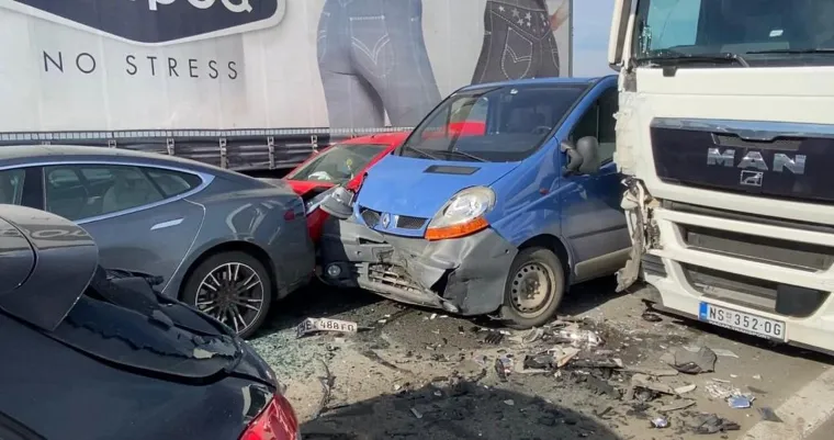 Stra&scaron;na nesreća u Srbiji, sudarilo se 30 do 50 vozila! Smrskani automobili su posvuda, ima mrtvih i ozlijeđenih