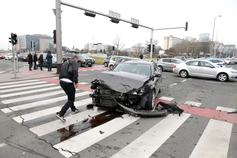 Kolone i gužve u centru Zagreba: Kod Lisinskog se sudarila dva automobila