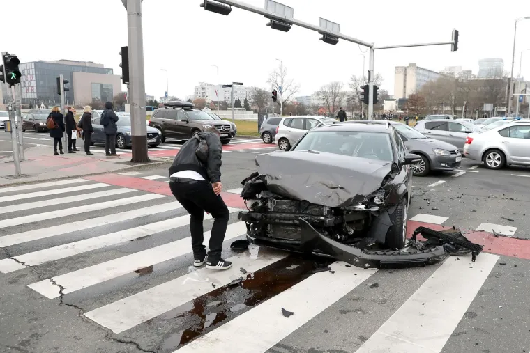 Kolone i gužve u centru Zagreba: Kod Lisinskog se sudarila dva automobila
