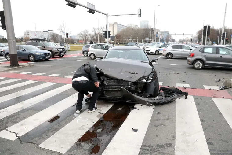 Kolone i gužve u centru Zagreba: Kod Lisinskog se sudarila dva automobila