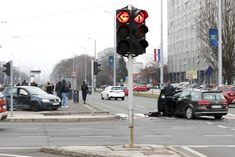 Kolone i gužve u centru Zagreba: Kod Lisinskog se sudarila dva automobila