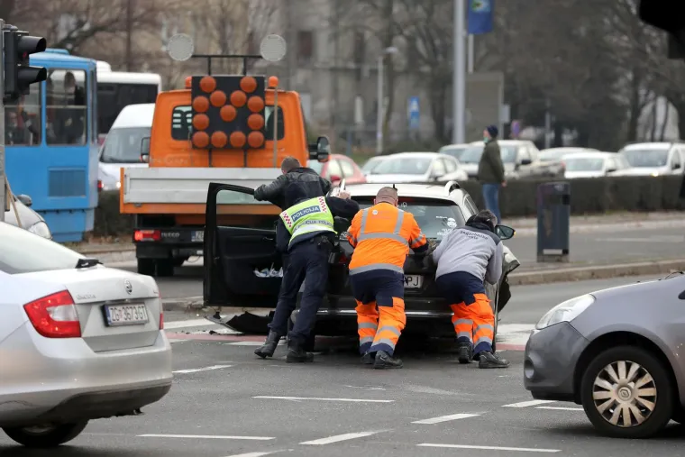 Kolone i gužve u centru Zagreba: Kod Lisinskog se sudarila dva automobila