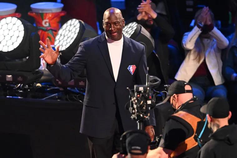 Kad Michael Jordan uđe u dvoranu, svi se (ne)ustaju: Megan Fox, vidiš li ovo?