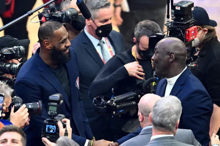 Kad Michael Jordan uđe u dvoranu, svi se (ne)ustaju: Megan Fox, vidiš li ovo?