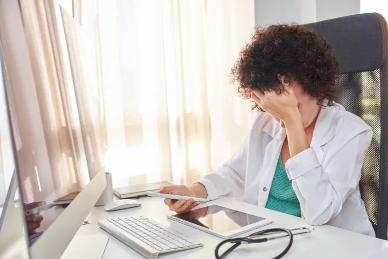4. “Moja baka je zgrabila medicinsku sestru za ruku i rekla: &quot;Mislim da ću sada umrijeti.&quot; Medicinska sestra joj je rekla ne, rekla je da joj je bolje i da će najvjerojatnije uskoro ići doma, ali moje baka je umrla prije nego što je uspjela završiti rečenicu.&quot;
5. &quot;Oko dvije minute prije nego što je moja baka umrla, mogla je normalno razmišljati. Godinama je patila od teške demencije. Otvorila je oči i rekla: &quot;Pronašla sam Jacka.&quot; Jack je bio moj djed koji je umro prije osam godina. Rekla je da su bili na balu sa svojim prijateljima. Onda je rekla: &quot;Moram ići, zamolio me da plešem.&quot; Onda je nestala.&quot;
6. &quot;Moj pacijent me uhvatio za ruku, pogledao me u oči i rekao: &quot;Molim te, ne daj da umrem, imam kćer.&quot;