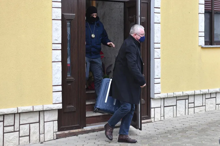  Ministar Darko Horvat napustio kuću u pratnji policije