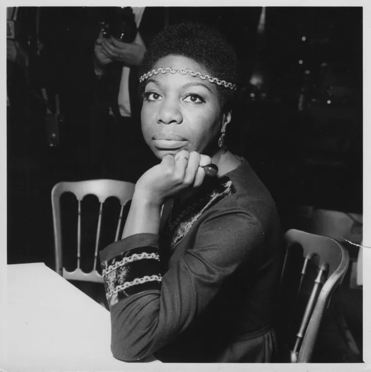 Njezino pravo ime bilo je Eunice Kathleen Waymon, a pseudonim Nina Simone uzela je 1954. godine. Nije htjela da njena majka zna kako svira &quot;vražju glazbu&quot;. Nina je bilo prema nadimku koji joj je dao prijatelj (od španjolske riječi niña - koje znači djevojčica), a Simone prema francuskoj glumici Simone Signoret.