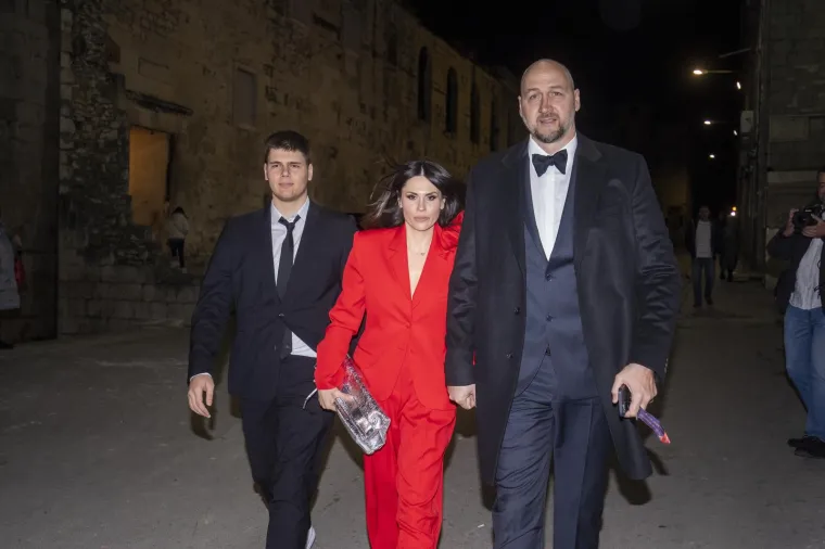 Naime, Viktorija je na svom Instagram profilu podijelila fotografiju sa svojim suprugom uz koju je napisala: &quot;obilježili smo ljubav&quot;. Uz objavu je stavila i hashtag #allyouneedislove.