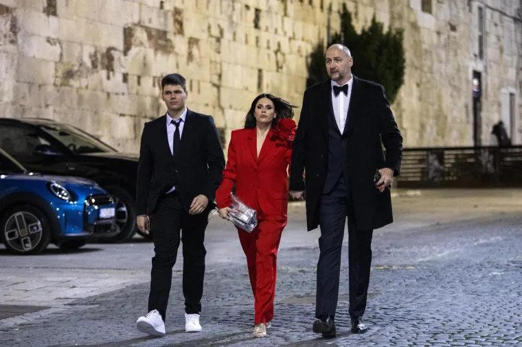 Inače, Dino i Viktorija su prošle godine proslavili 20 godina braka, a i dalje izgledaju zaljubljeno kao te davne 1995. kada ih je u jednom restoranu upoznao Toni Kukoč. 
