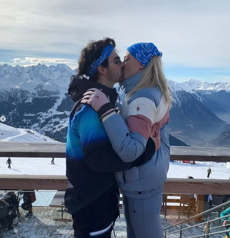 Ipak, prije prvog vjenčanja Joe i Sophie u tajnosti su na kratko prekinuli. &quot;Bio je to najgori dan u našim životima. Na trenutak smo se oboje potpuno ohladili, ali već 24 sata kasnije oboje smo prešli preko toga i nastavili dalje&quot;, kazala je tada Sophie za Sunday Times.