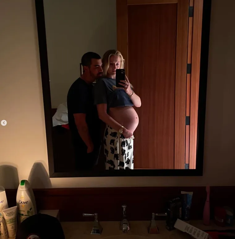 Trenutno se nagađa o njezinoj drugoj trudnoći, jer su je paparazzi uhvatili na Valentinovo u šetnji sa suprugom i kćeri, a svima je za oči zapeo njezin zaobljeni trbuščić. Sophie se, po običaju, o tome ne oglašava.