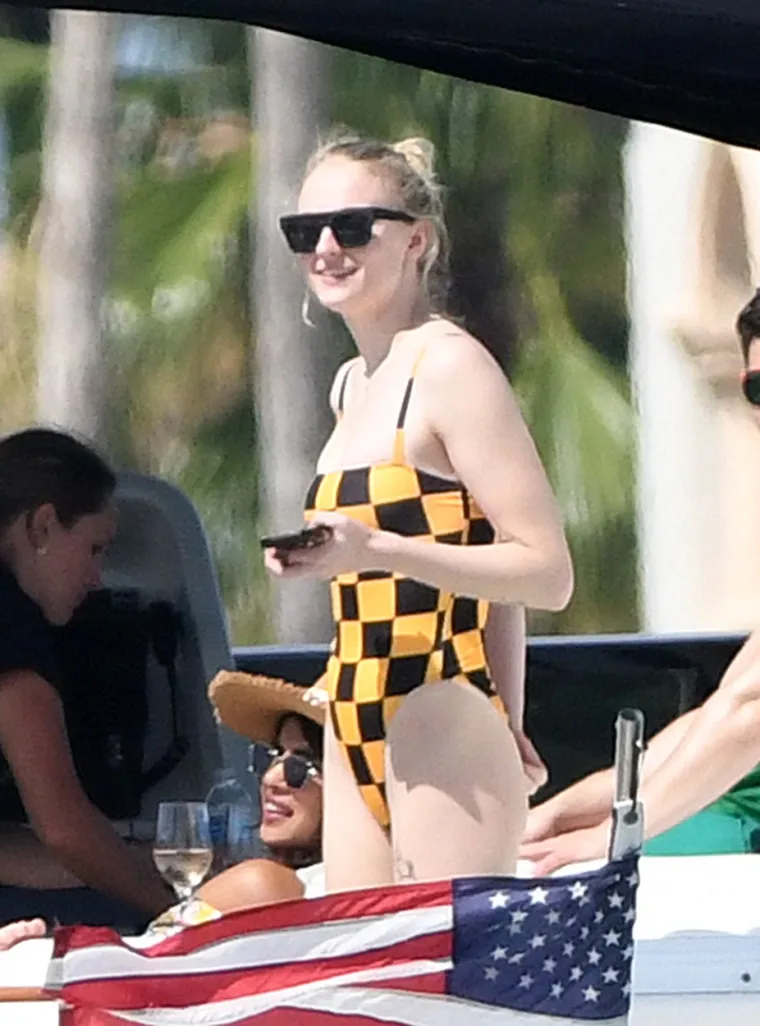 Djeluje pitomo i privatnost čuva kao oko u glavi, ali ipak se otkrilo da se Sophie Turner voli razuzdati