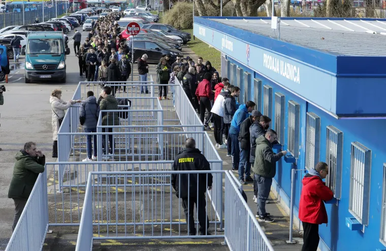 Navijači čekaju u ogromnom redu za ulaznice utakmice Dinama i Seville