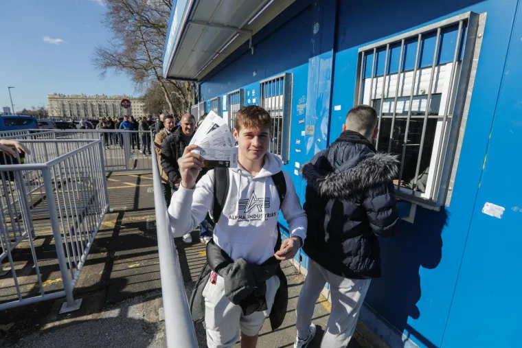 Navijači čekaju u ogromnom redu za ulaznice utakmice Dinama i Seville