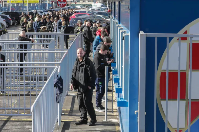 Navijači čekaju u ogromnom redu za ulaznice utakmice Dinama i Seville