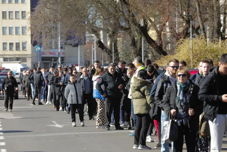 Navijači čekaju u ogromnom redu za ulaznice utakmice Dinama i Seville