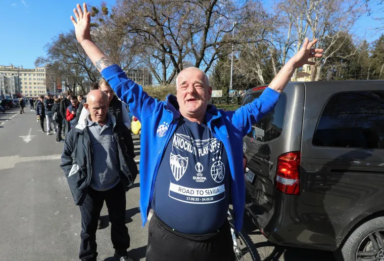 Navijači čekaju u ogromnom redu za ulaznice utakmice Dinama i Seville