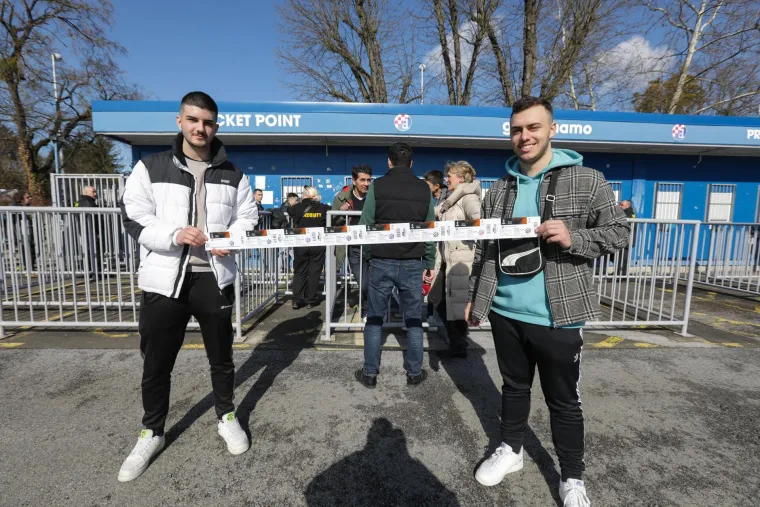 Navijači čekaju u ogromnom redu za ulaznice utakmice Dinama i Seville