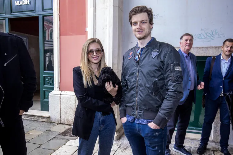 Mnogi su mladog glazbenika povezivali i s najboljom prijateljicom, a sada i kumom svoje sestre, Domenicom Žuvelom. Ipak, oboje su demantirali navode te rekli kako su oni jednostavno zaista dobri prijatelji.