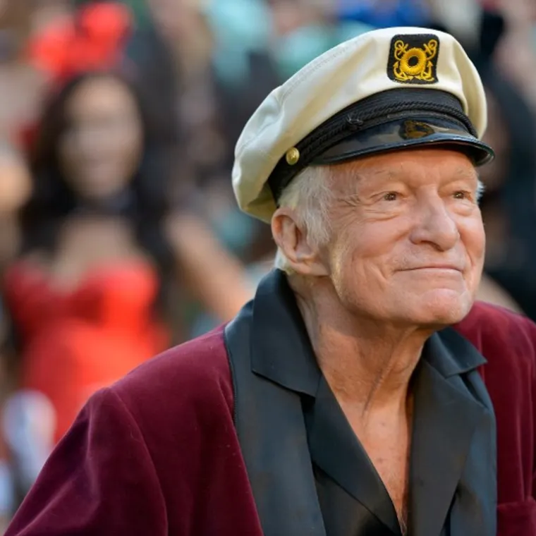 Epizoda 1. &quot;Playboyevo nasljeđe&quot; govori o tome kakav je Hefner bio kao poslodavac i čovjek. Njegov bivši sobar Tetenbaum otkrio je da je on umislio da je kralj, a osoblje vile i djevojke su za njega bili nevidljivi te su mu morali služiti. &quot;Nije nas želio poznavati, samo nam je davao zapovijedi koje smo morali upamtiti. Pio je oko 35 ili 40 Pepsija dnevno koje smo mu morali posebno servirati u crvenim salvetama te je uglavnom jeo oko kilogram do kilogram i pol M&amp;M bombona dnevno te slatkiše od crvenog sladića... Imao je 150 pravila. Morali smo ih se točno pridržavati. Rečeno nam je: &apos;Ne možete razgovarati s djevojkama, niste im prijatelji. Ne radite za cure, radite za gospodina Hefnera&apos;...&quot;, ispričao je Tetenbaum.