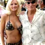 Epizoda 2. &quot;Djevojka iz susjedstva&quot; govori o odnosu između Hefnera i njegove djevojke Holly Madison koja je s njim bila od 2001. do 2008. godine. Ona je otkrila i kako je izgledao život u Playboyevoj vili. &quot;Svi smo morali biti u krevetu do 21 sat, kada je počinjao policijski sat, a nije nam bio dozvoljen kontakt s vanjskim svijetom, osim u vrlo rijetkim slučajevima poput nekih hitnih obiteljskih svari... Nudio mi je drogu, a seks s njim bio je mehanički i rutinski... On nije htio koristiti nikakvu zaštitu i to mi je bilo odvratno. Utjecaj koji je imao na mene bio je tako grozan i velik. Nikad nisam očekivala da ću biti prva osoba koja je imala seks te večeri ili je bila prisiljena na to, ali to se događalo... Hef je volio da mu sve djevojke isto izgledaju. Zbog toga se osjećao nadmoćno, no ja sam htjela biti drugačija, pa sam svoju dugu plavu kosu ošišala na kratko. On me je tada napao da izgledam staro i jeftino... Bilo me je strah otići iz vile jer je djevojkama stalno prijetio da će njihove porno snimke biti objavljene u javnosti...&quot;, otkrila je između ostalog Holly.