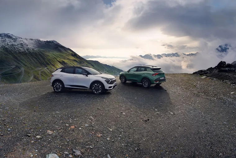 Najbolji obiteljski SUV: Kia Sportage / Kia je kao naredni korak u usavršavanju svoje suvremene ponude sportskih terenaca nedavno predstavila potpuno novog Sportagea. Model pete generacije je prvi Sportage koji ima ekološki prihvatljiviji priključno hibridni pogonski sklop (PHEV), a i prvi je Sportage koji je bio konstruiran, razvijen, modificiran i optimiziran posebice za Europu kako bi zadovoljio želje i zahtjeve europskih kupaca. Automobil odlikuje nova tehnologija i napredni pogonski sklopovi te najsuvremeniji inženjering koji su jamstvo da se ovaj SUV, kako tvrde iz tvrtke, &quot;na europskim cestama osjeća kao kod kuće&quot;.