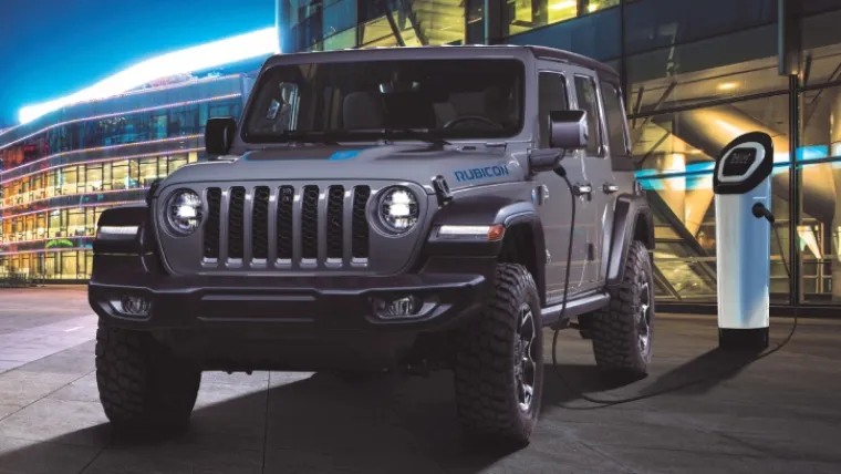 Najbolje 4x4 vozilo: Jeep Wrangler 4xe / Jeep Wrangler 4xe Plug-in Hybrid u osnovnoj opremi dolazi s više od 65 značajki za aktivnu i pasivnu sigurnost, jažu iz te tvrtke. Ugrađeni sustavi donose značajke za bolje kretanje u prometu kao što su prilagodljivi regulator brzine i sustav upozorenja za udarac sprijeda s automatskim kočenjem. Tu su i sustavi za „off-road” avanture kao što je Selec Speed Control, sustav za regulaciju brzine vožnje u „off road” uvjetima koji vam omogućuje stabilnu vožnju čak i na grubim, blatnjavim terenima i strmim nagibima.