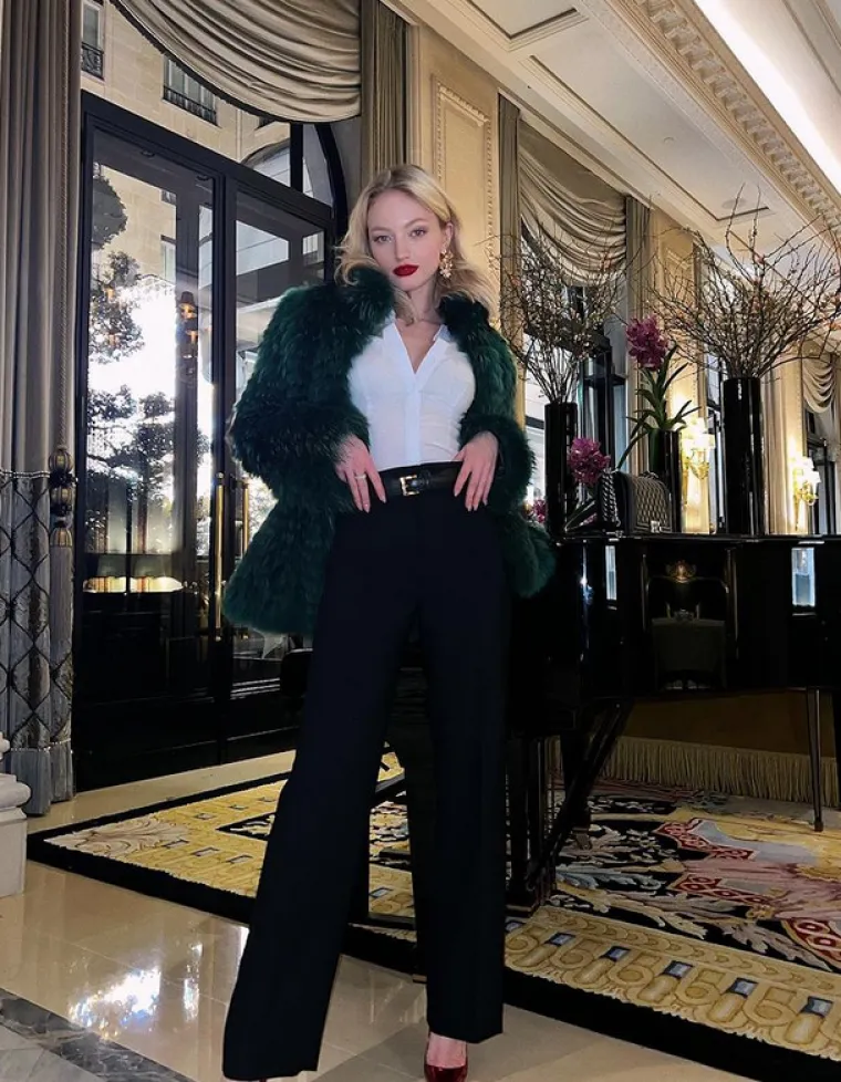 Djevojka osuđenog prevaranta prvi je put ovog tjedna progovorila kako bi branila svog dečka, optužujući njegove žrtve da lažu o njegovim prijevarama, istovremeno obećavajući da će mu ostati odana unatoč njegovim prošlim zločinima. 