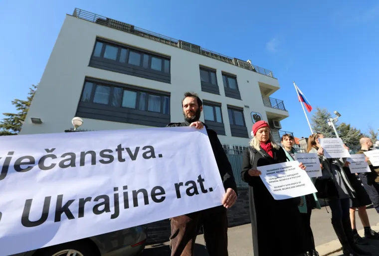 Zagrepčani su se okupili na mirnom prosvjedu ispred veleposlanstva Rusije: Poručili da je Rusija agresor
