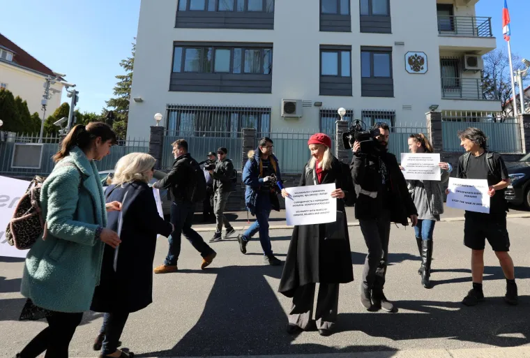 Zagrepčani su se okupili na mirnom prosvjedu ispred veleposlanstva Rusije: Poručili da je Rusija agresor