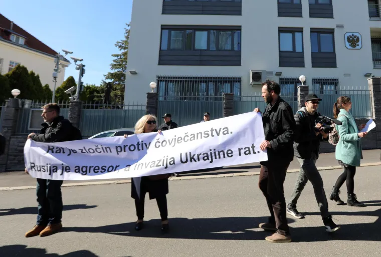 Zagrepčani su se okupili na mirnom prosvjedu ispred veleposlanstva Rusije: Poručili da je Rusija agresor