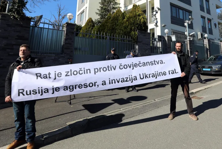 Zagrepčani su se okupili na mirnom prosvjedu ispred veleposlanstva Rusije: Poručili da je Rusija agresor