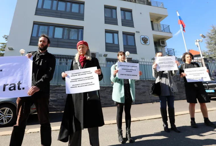 Zagrepčani su se okupili na mirnom prosvjedu ispred veleposlanstva Rusije: Poručili da je Rusija agresor